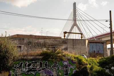 Fatiscente e ultramoderna: viaggio nella contrastante "zona del ponte Adriatico" di Bari